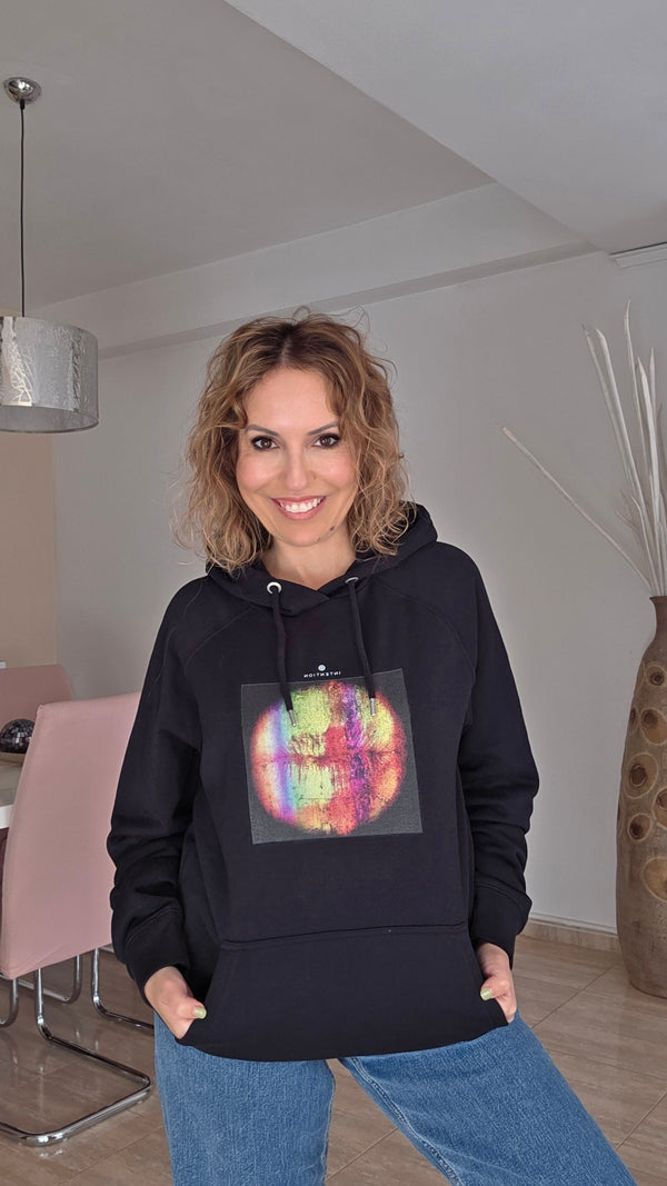 @veroalejadani wearing the Word of Intention Love with Photo Art Chromatic Kiss