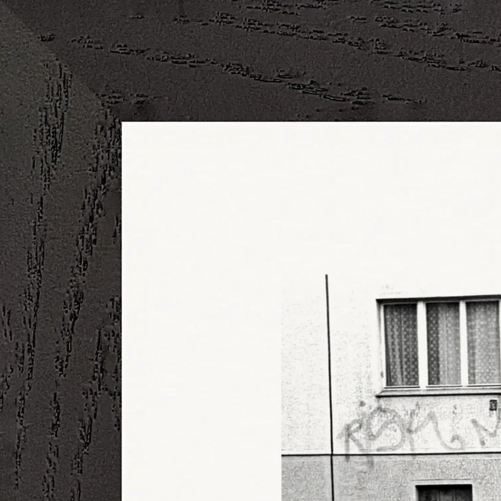 The Urban Matrix Framed print 13x18 cm / 5x7″ Black frame corner detail