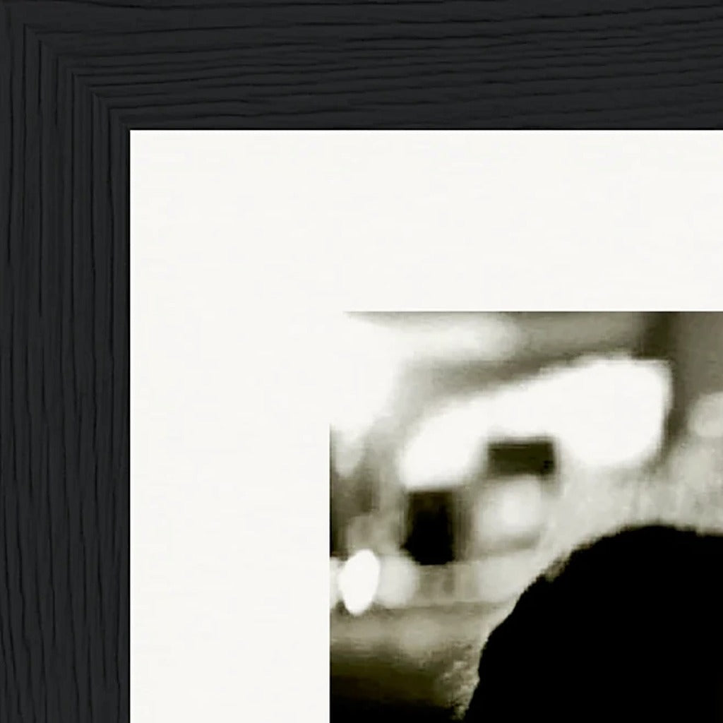 Cuba Girl Framed print 13x18 cm / 5x7″ Black frame corner detail