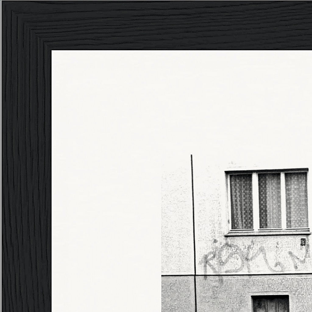 The Urban Matrix Framed print 13x18 cm / 5x7″ Black frame corner detail