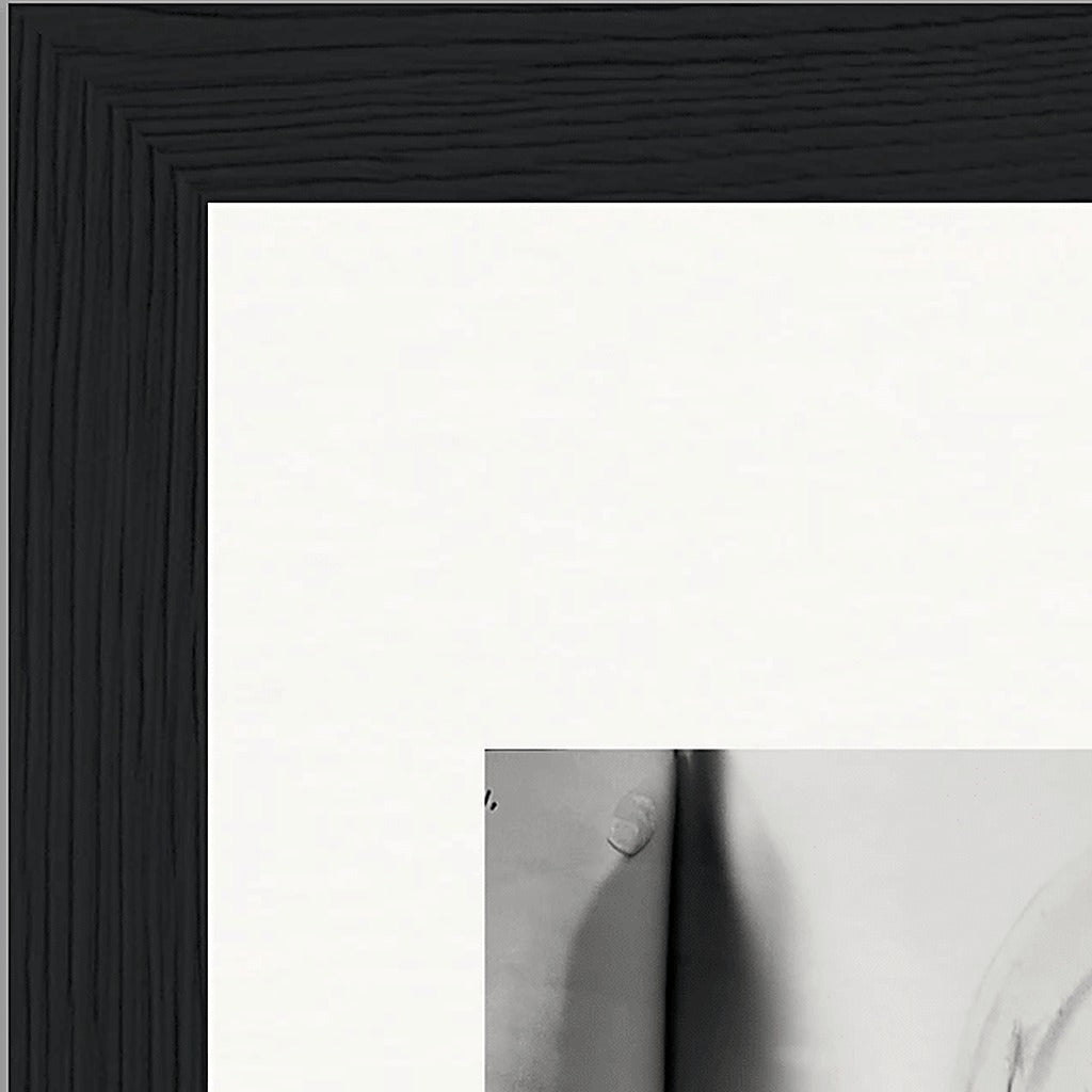 Synch'd Hands Framed print 13x18 cm / 5x7″ Black frame corner detail