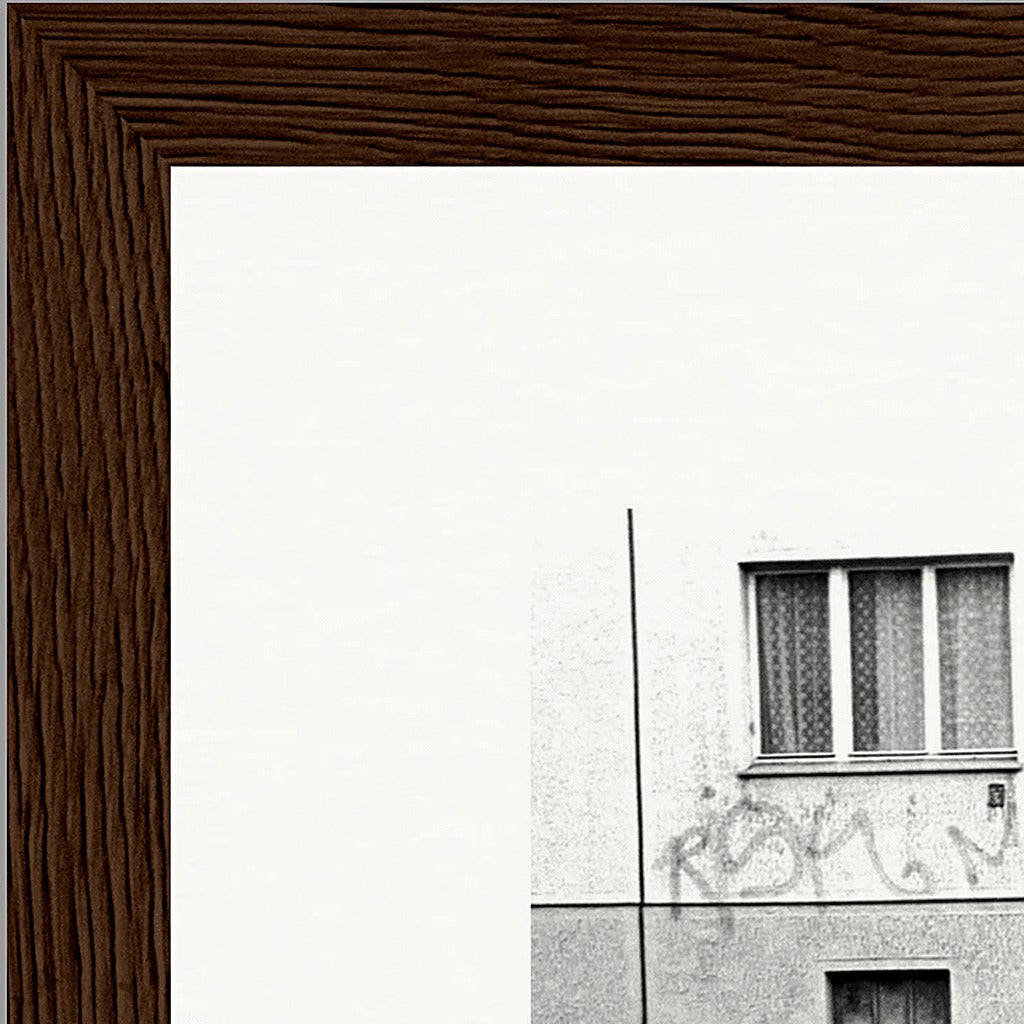 The Urban Matrix Framed print 13x18 cm / 5x7″ Dark wood frame corner detail