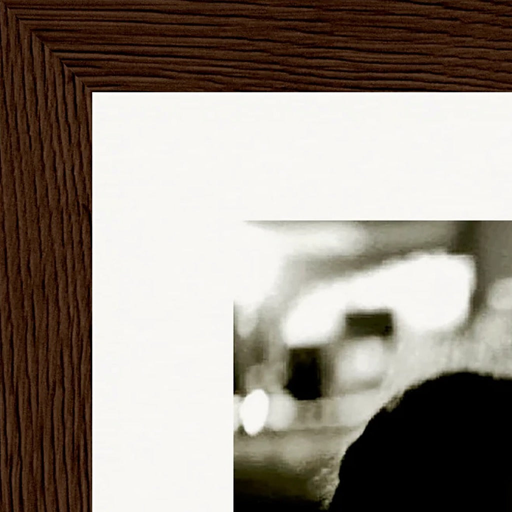Cuba Girl Framed print 13x18 cm / 5x7″ Dark wood frame corner detail