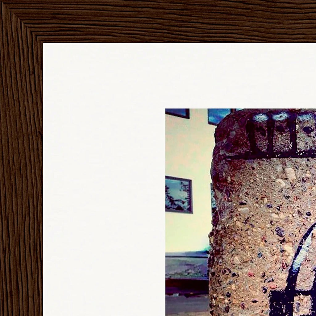 Wash It Framed print 13x18 cm / 5x7″ Dark wood frame corner detail