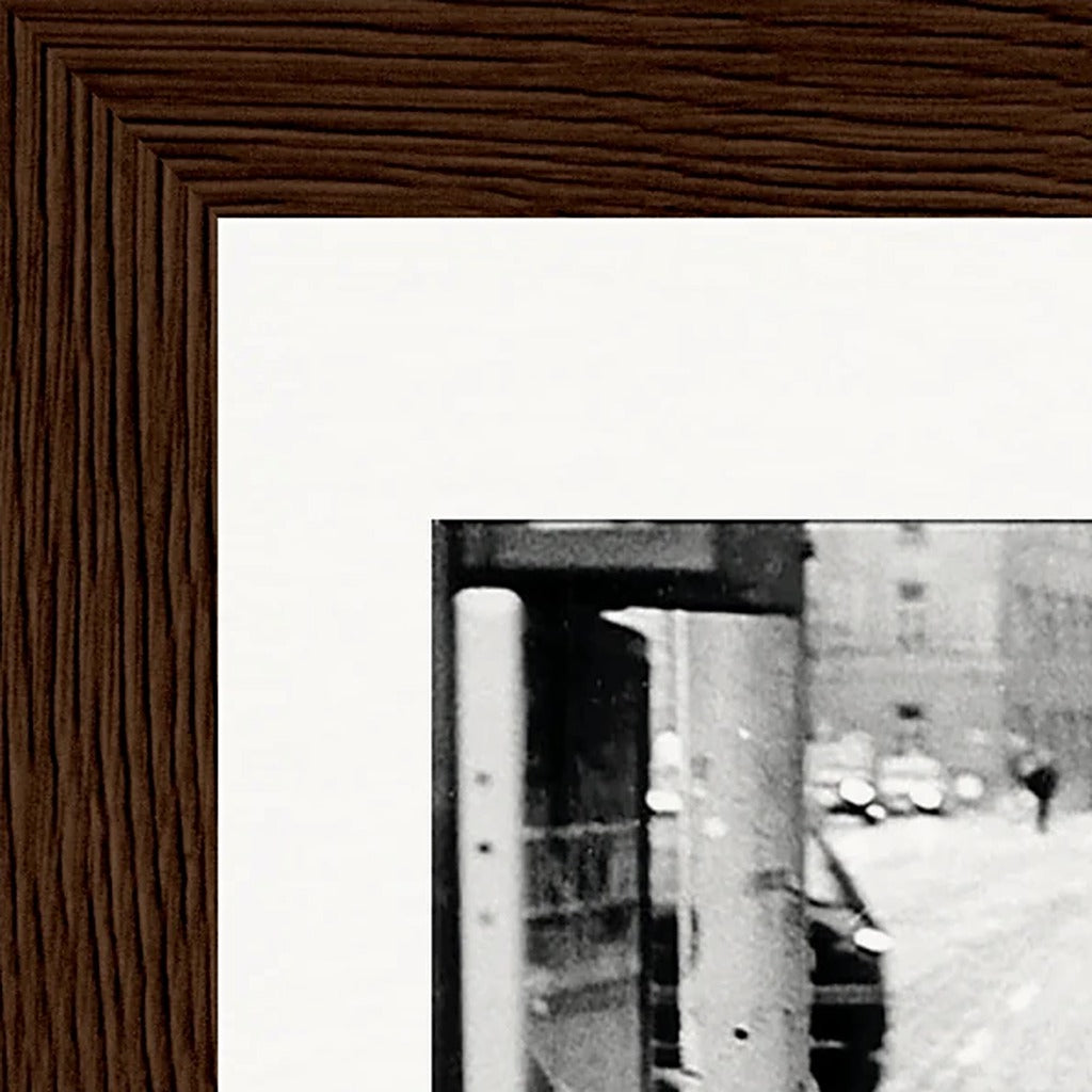 Old Star Framed print 13x18 cm / 5x7″ Dark wood frame corner detail