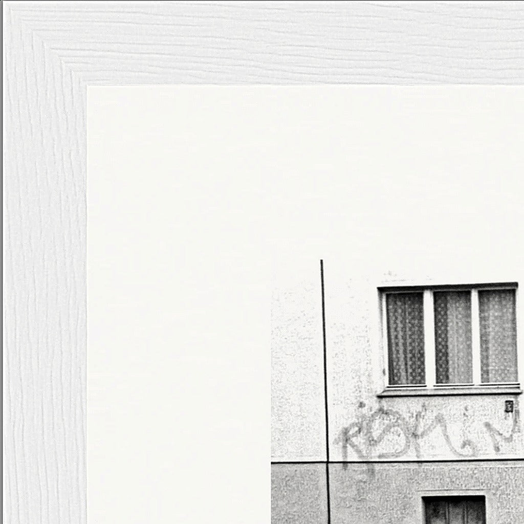 The Urban Matrix Framed print 13x18 cm / 5x7″ White frame corner detail