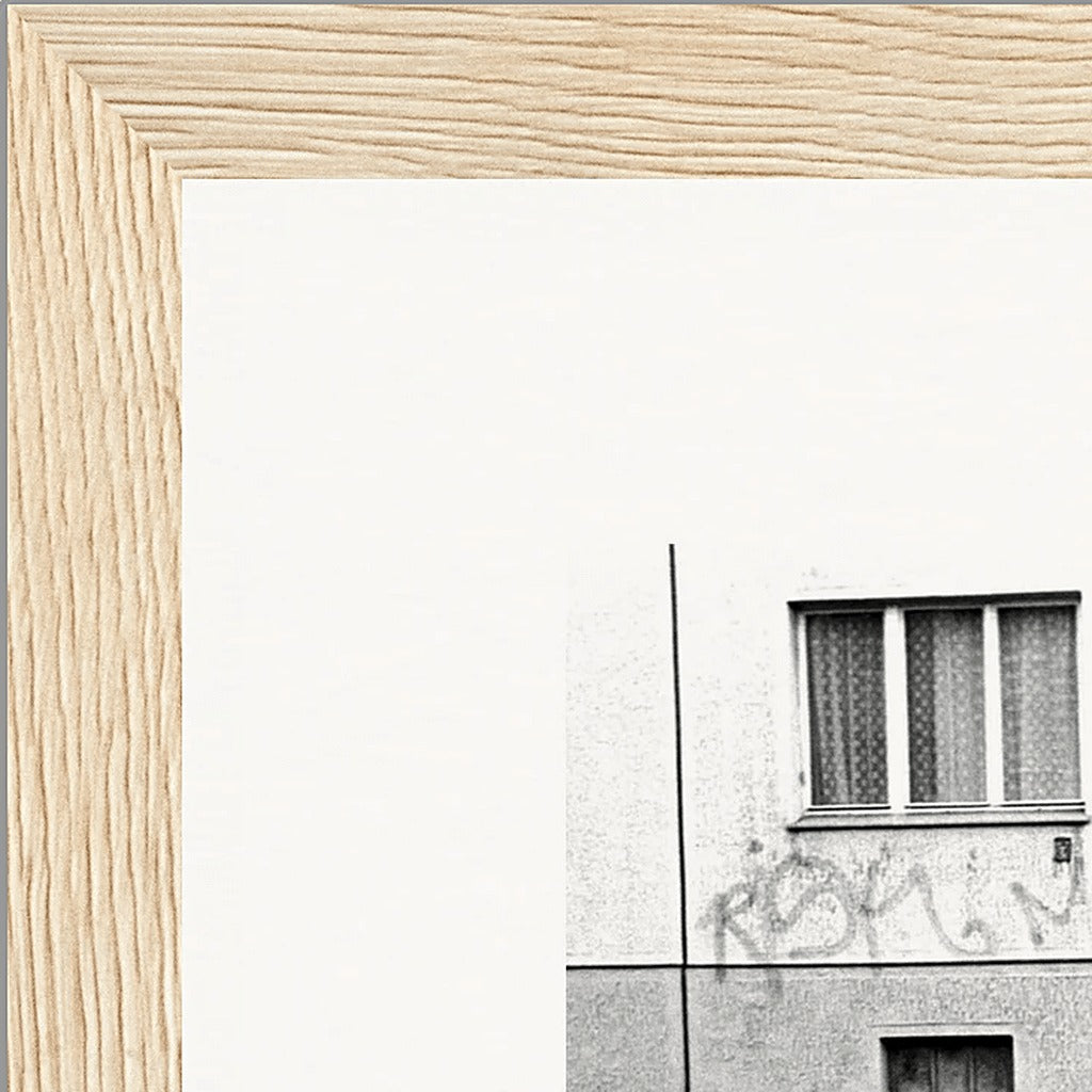 The Urban Matrix Framed print 13x18 cm / 5x7″ Wood frame corner detail