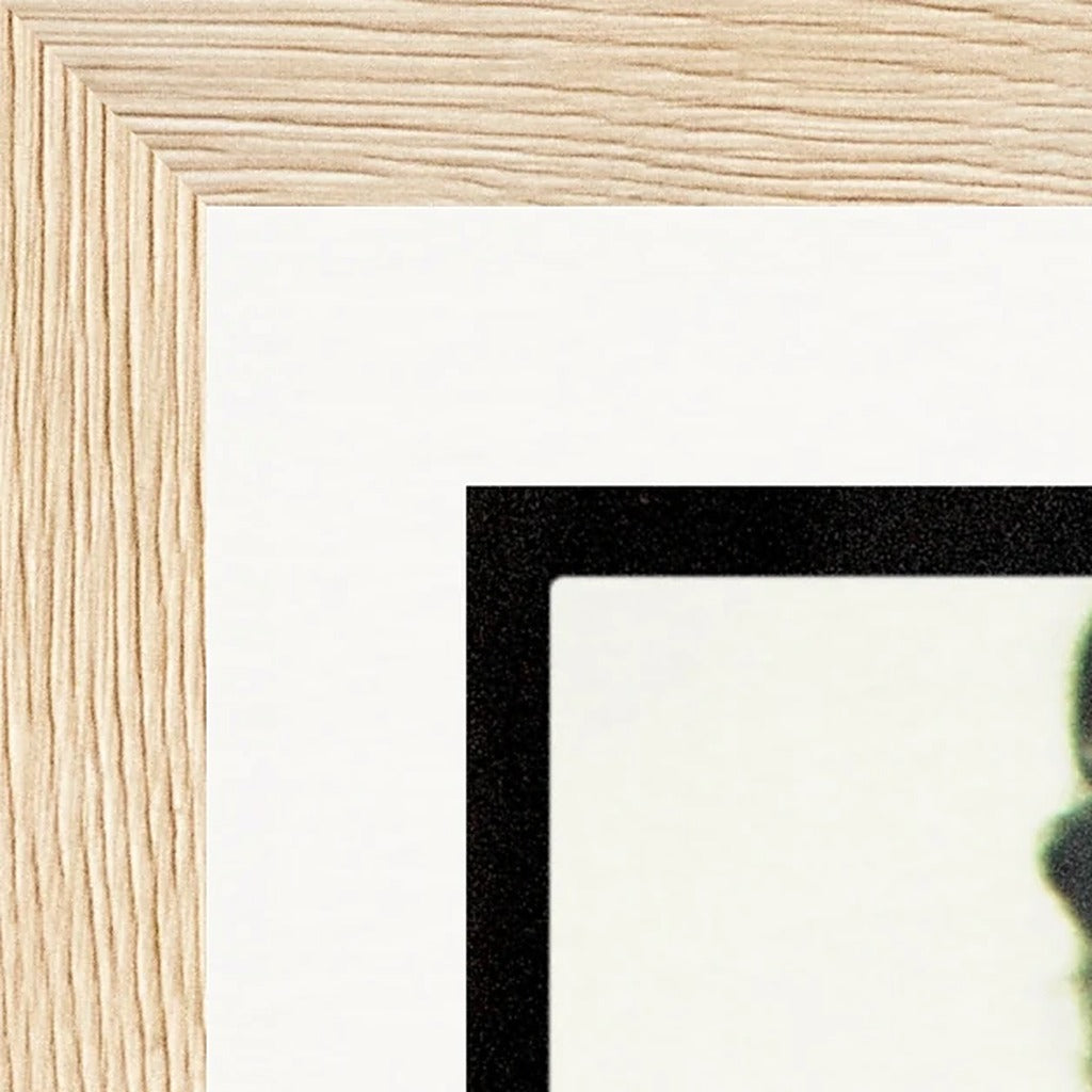 Little Secret Framed print 13x18 cm / 5x7″ Wood frame corner detail