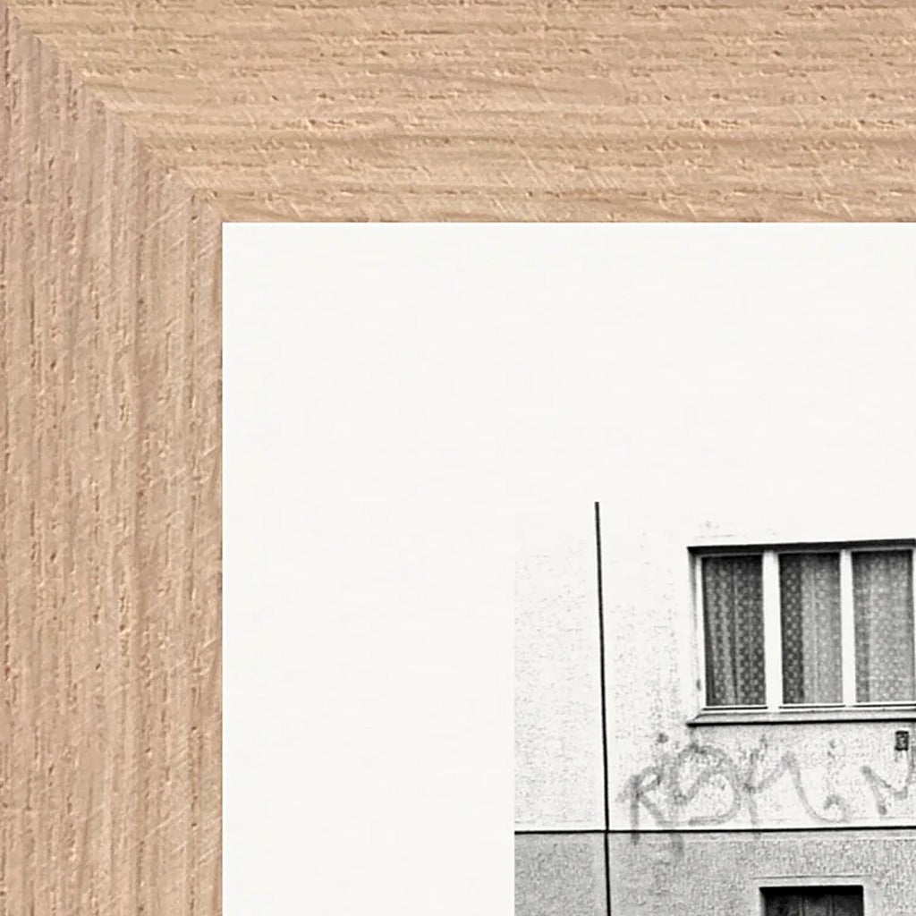 The Urban Matrix Framed print 13x18 cm / 5x7″ Wood frame corner detail
