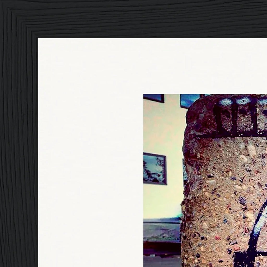 Wash It Framed print 15x20 cm / 6x8″ Black frame corner detail
