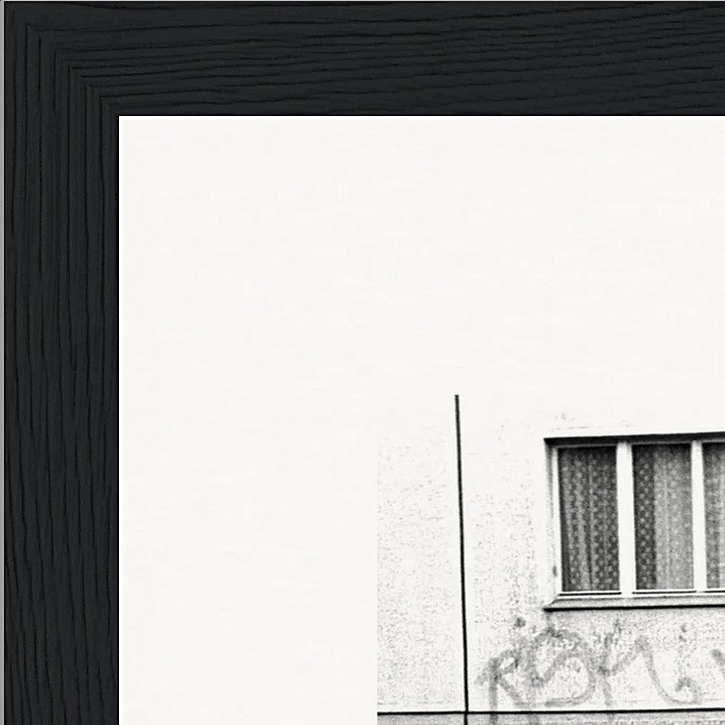 The Urban Matrix Framed print 15x20 cm / 6x8″ Black frame corner detail