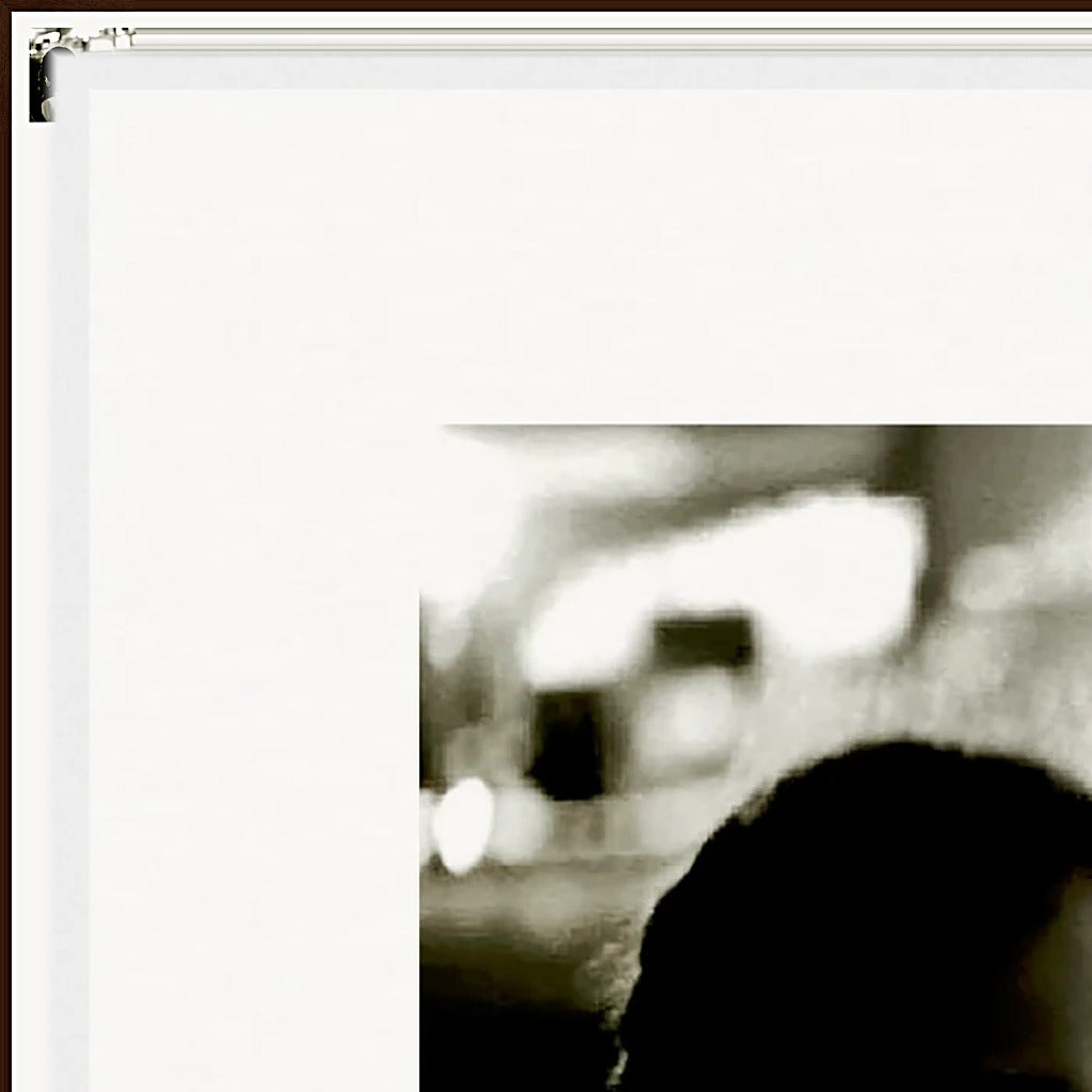 Cuba Girl Framed print 15x20 cm / 6x8″ Dark wood frame corner detail