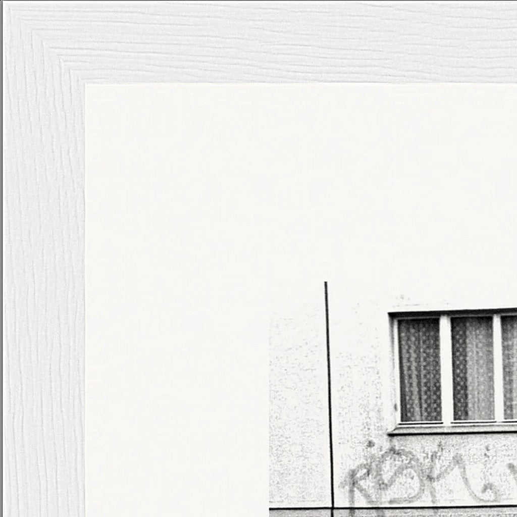 The Urban Matrix Framed print 15x20 cm / 6x8″ White frame corner detail