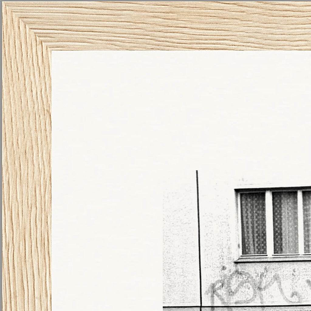 The Urban Matrix Framed print 15x20 cm / 6x8″ Wood frame corner detail