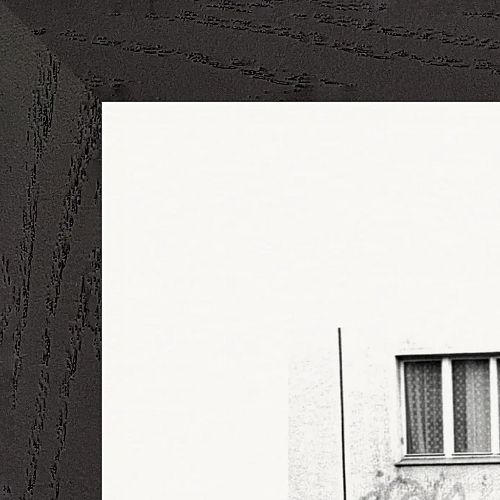 The Urban Matrix Framed print 20x25 cm / 8x10″ Black frame corner detail
