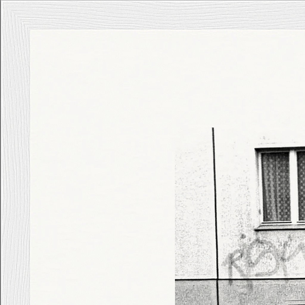 The Urban Matrix Framed print 28x43  cm / XL (11x17″) White frame corner detail