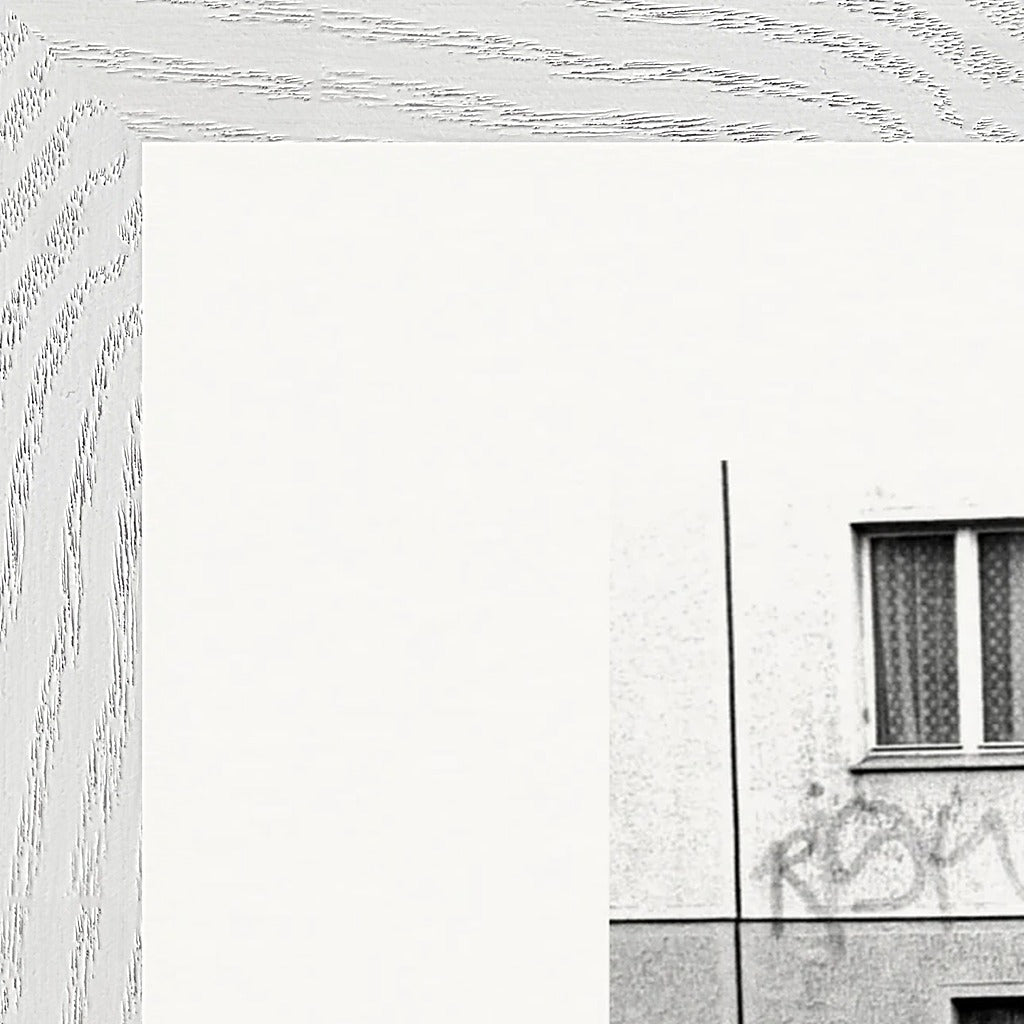 The Urban Matrix Framed print 28x43  cm / XL (11x17″) White frame corner detail