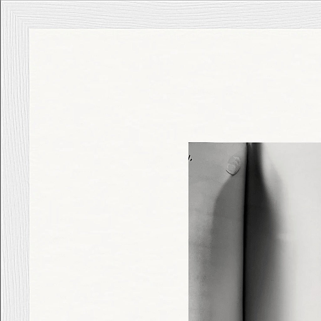 Synch'd Hands Framed print 40x40 cm / 16x16″ White frame corner detail
