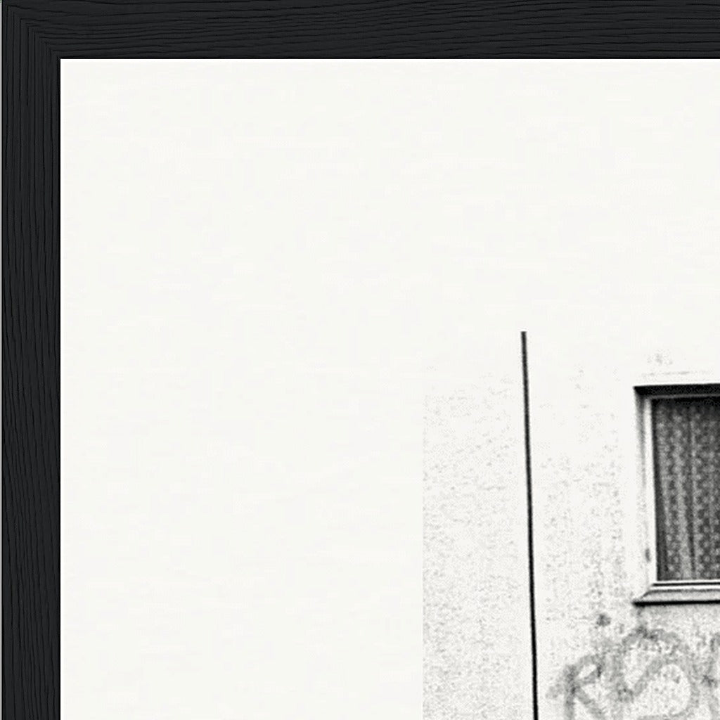 The Urban Matrix Framed print 40x60 cm / 16x24″ Black frame corner detail