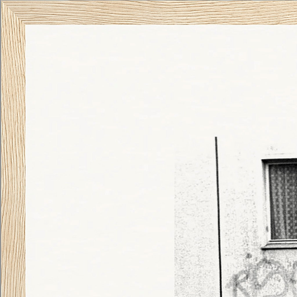 The Urban Matrix Framed print 40x60 cm / 16x24″ Wood frame corner detail