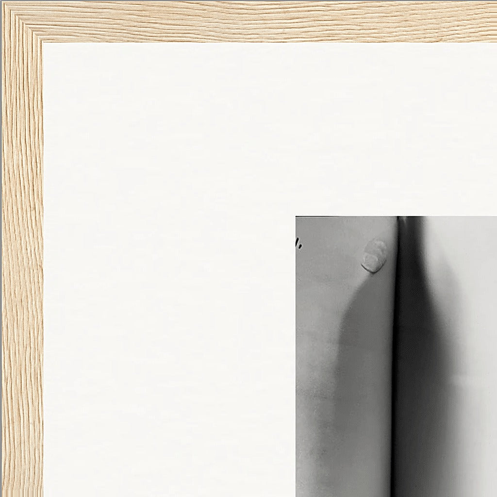 Synch'd Hands Framed print 50x50 cm / 20x20″ Wood frame corner detail