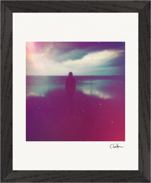 Indigo Sky, kunstfotografi af ClaraXenia. Indrammet plakat 20x25 cm / 8x10″ sort ramme 24